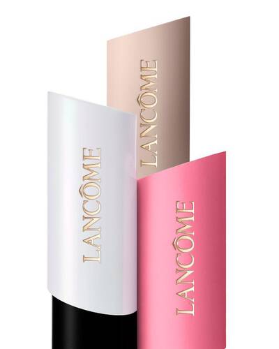 Zestawienie trzech produktow Lancome Teint Idole Shape Stick: podkładu, rozświetlacza i rożu w odcieniach bieli, beżu i rożu.