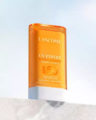 Lifestyle packshot of UV EXPERT SUPRA SCREEN  INVISIBLE SUN STICK SPF 50