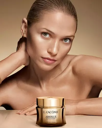 Model with Absolue Longevity Rich Cream displayed.
