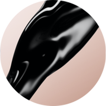 Czarna, błyszcząca forma przypominająca zwierzę, umieszczona na delikatnym rożowym tle.