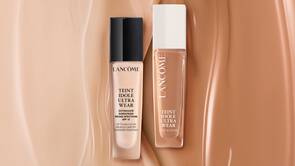 Dwa podkłady Lancome Teint Idole Ultra Wear w rożnych odcieniach na tle skory.