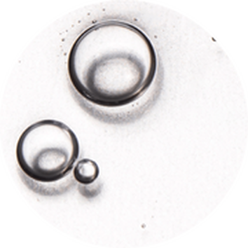 Krople wody na jasnym tle, rożnej wielkości, tworzące ciekawe efekty świetlne.