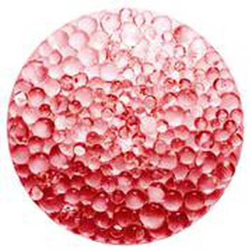 Kula zrożnicowanych, rożowych kropelek wody na białym tle, tworząca efektowne, błyszczące tło.