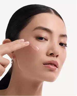 Ilustracja pielęgnacyjna Lancome przedstawiająca nawilżenie skory