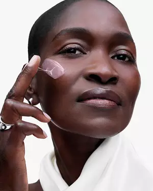 Ilustracja pielęgnacyjna Lancome przedstawiająca anty-ageingową pielęgnację skory