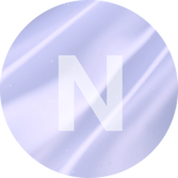 Logo z dużą literą 'N' na fioletowym tle, z delikatnymi refleksami świetlnymi.