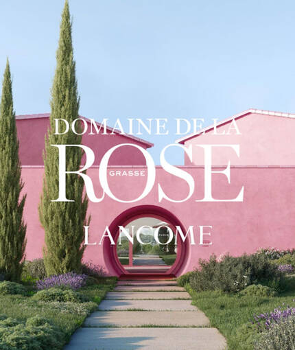 Alt text: "Rożowy budynek otoczony roślinnością z logo Lancome oraz napisem Domaine de la Rose."