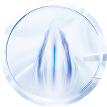 Przezroczysta soczewka wewnątrz pojemnika mikrobiologicznego, z niebieskim akcentem, na białym tle.