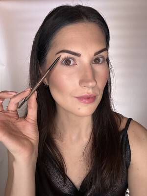  Oczy syreny na sylwestra Krok 5 makijaz brwi