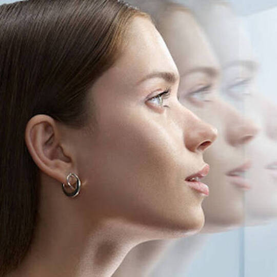 Zmarszczki na szyi i dekolcie: jak im zapobiegać