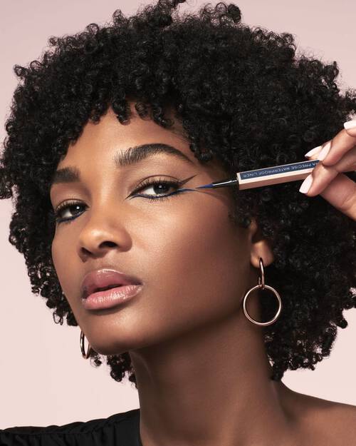 Modelka z brązowymi i niebieskimi kreskami na oczach i z eyelinerem w pisaku Lancome