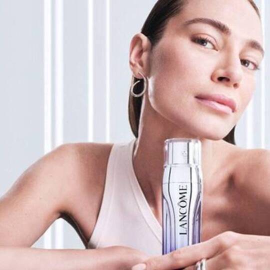 Lwia zmarszczka - jak pozbyć się zmarszczek między brwiami