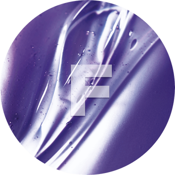 Struktura fioletowego żelu z literą 'F' na środku, na tle o gładkiej, błyszczącej powierzchni.