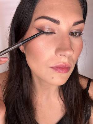 Oczy syreny na sylwestra Krok 7 malowanie oczu kredką