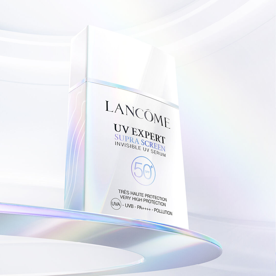 Flacon de ser cu protecție solară UV Expert de la Lancome, afișat pe un fundal minimalist, cu text care promovează protecția avansată impotriva razelor UV.