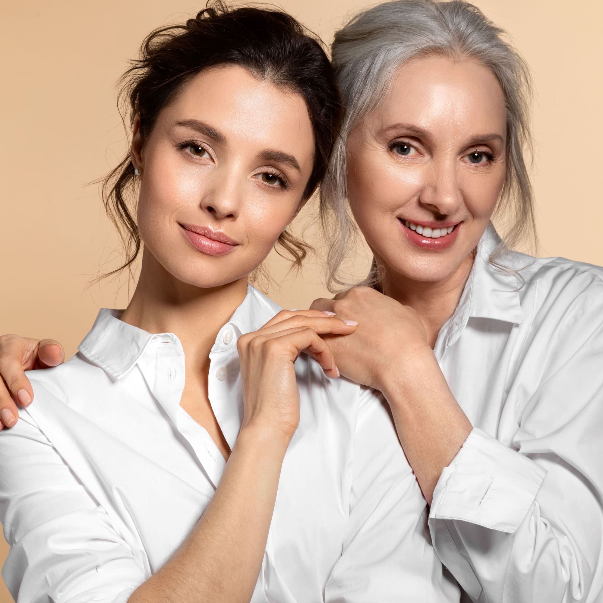 Mama i corka pozujące razem do zdjęcia - pomysły na prezent na Dzień Mamy