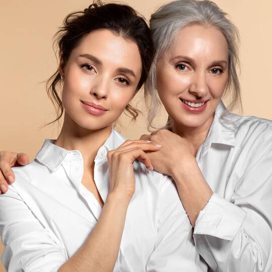 Mama i corka pozujące razem do zdjęcia - pomysły na prezent na Dzień Mamy