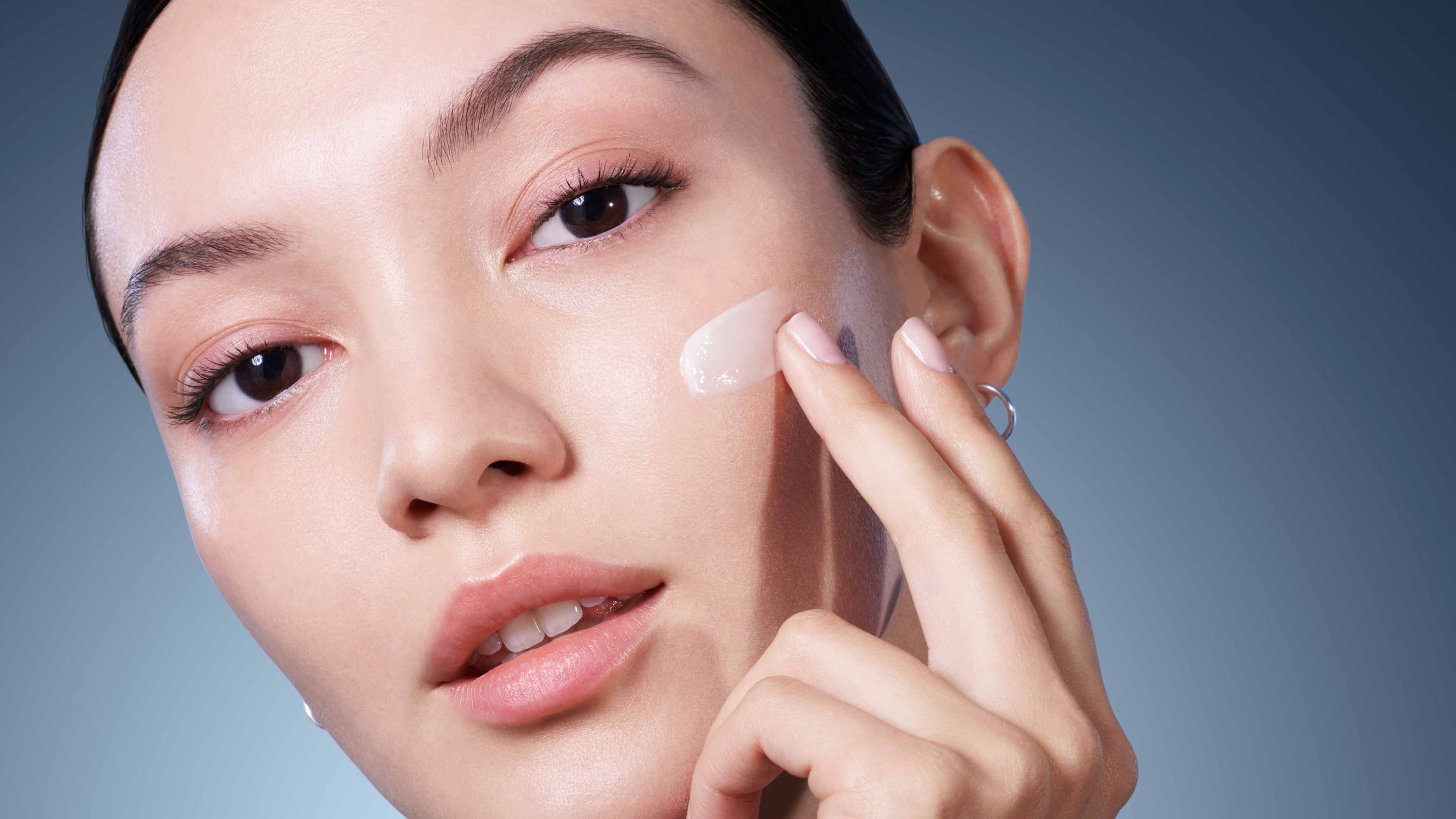 POTRZEBUJESZ KREMU PRZECIWZMARSZCZKOWEGO DOWIEDZ SIĘ KIEDY ZACZĄĆ STOSOWAĆ ANTI-AGING