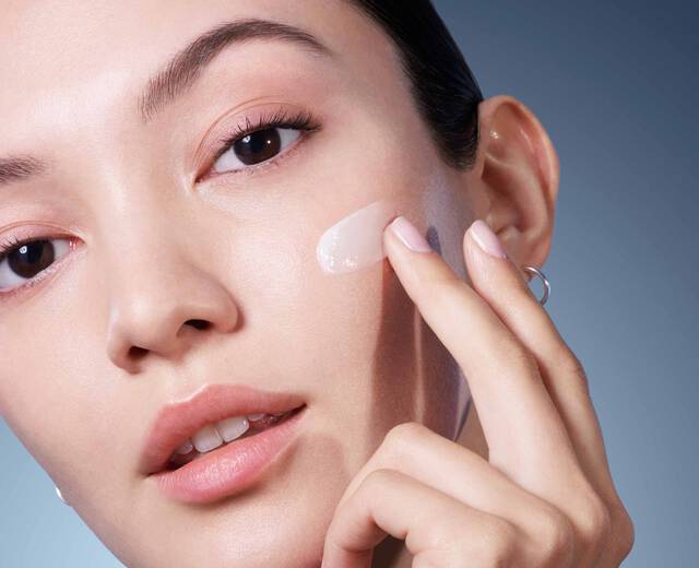 POTRZEBUJESZ KREMU PRZECIWZMARSZCZKOWEGO DOWIEDZ SIĘ KIEDY ZACZĄĆ STOSOWAĆ ANTI-AGING