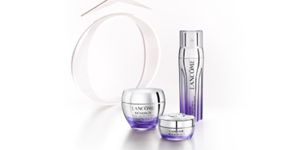 Trzy produkty do pielęgnacji skory marki Lancome, w eleganckich opakowaniach z fioletowymi akcentami, na białym tle.