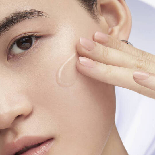 Czym są kurze łapki i co może pomoc w walce z nimi?