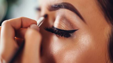 Makijaż wieczorowy z graficzną kreską